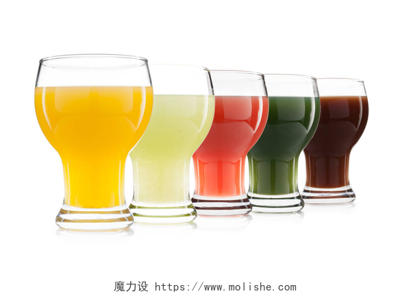 白色背景上各种鸡尾酒蔬菜和水果的果汁玻璃隔离